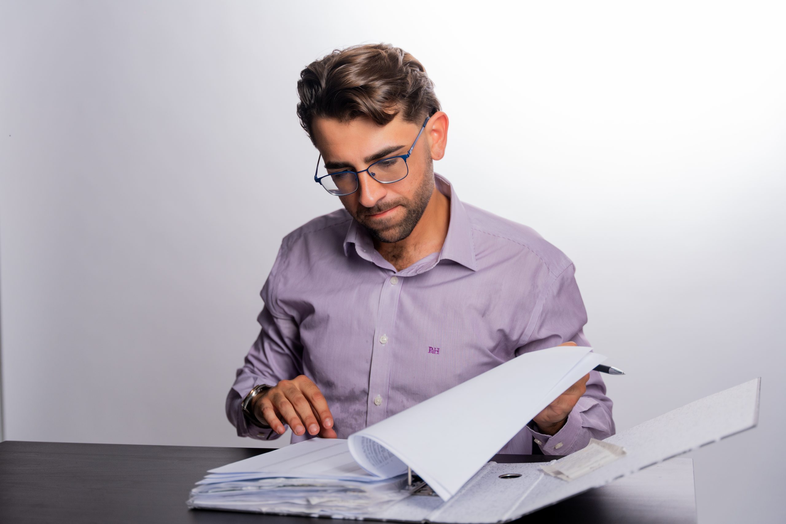 Dámaso de León revisando documentación