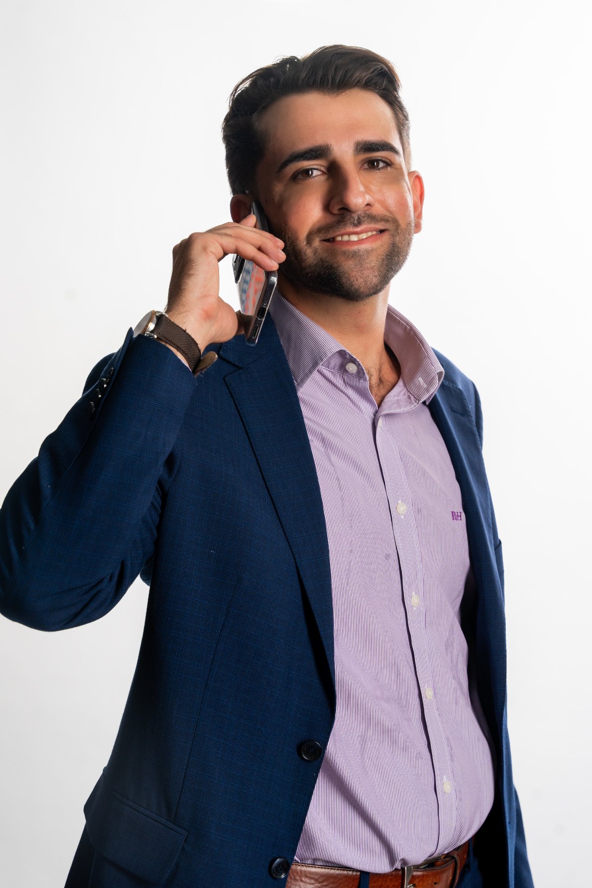Dámaso de León atendiendo a un cliente por teléfono