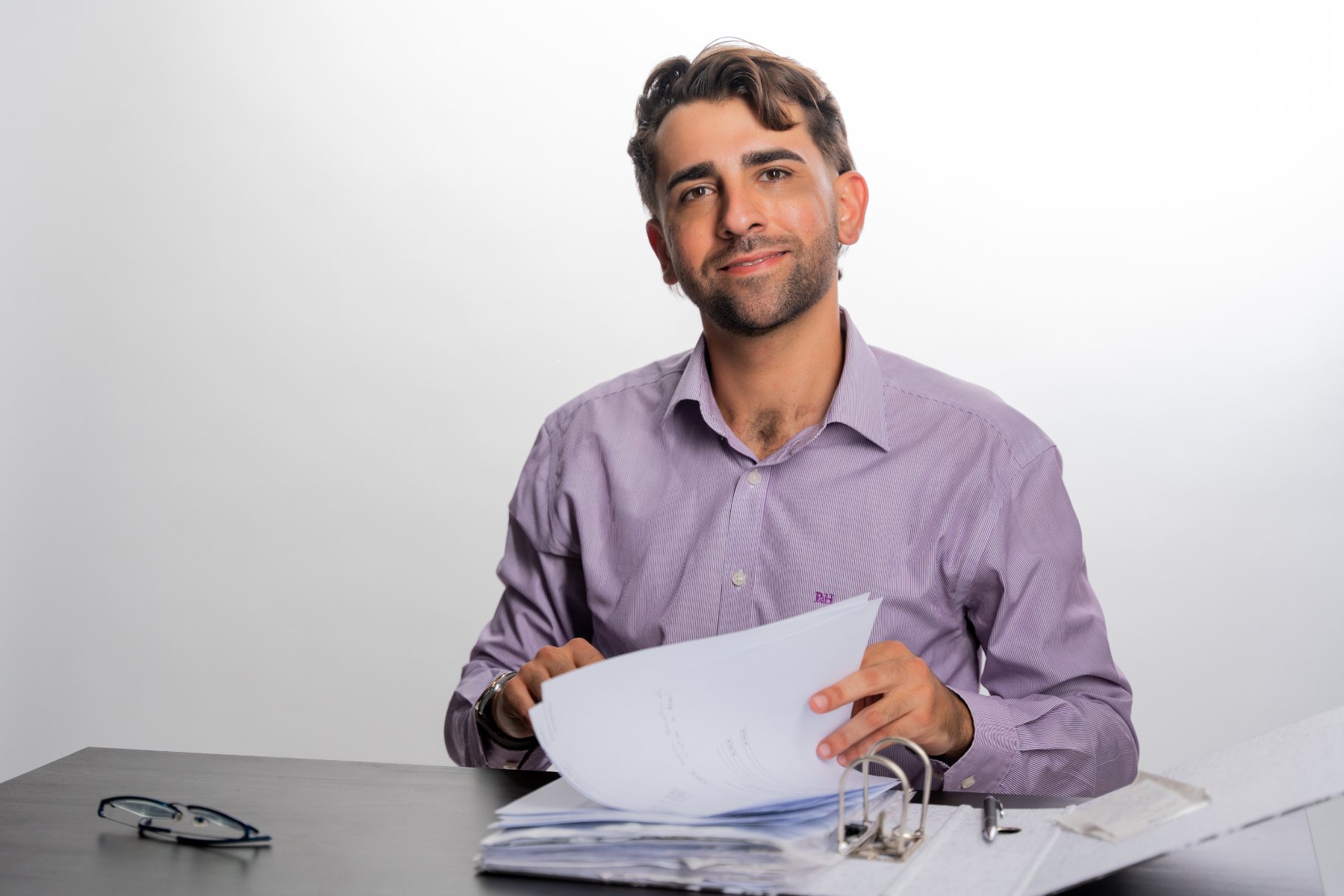 Dámaso de León con la contabilidad de un cliente