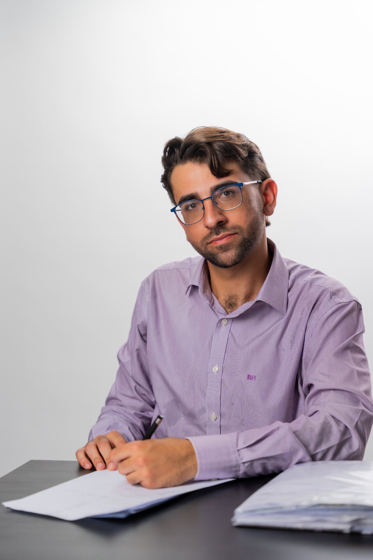 Dámaso de León preparando documentación de empresa